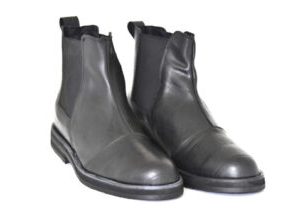 Botas Tarso en vista lateral mostrando el diseño tipo Chelsea, fabricadas en neumático reciclado con suela de caucho de 2,5 cm y pespunte negro.